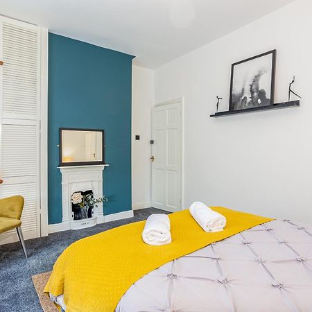 Stoke-on-Trent Coronation House By Yourstays - 3 Bedroom House In Newcastle-Under-Lyme מראה חיצוני תמונה
