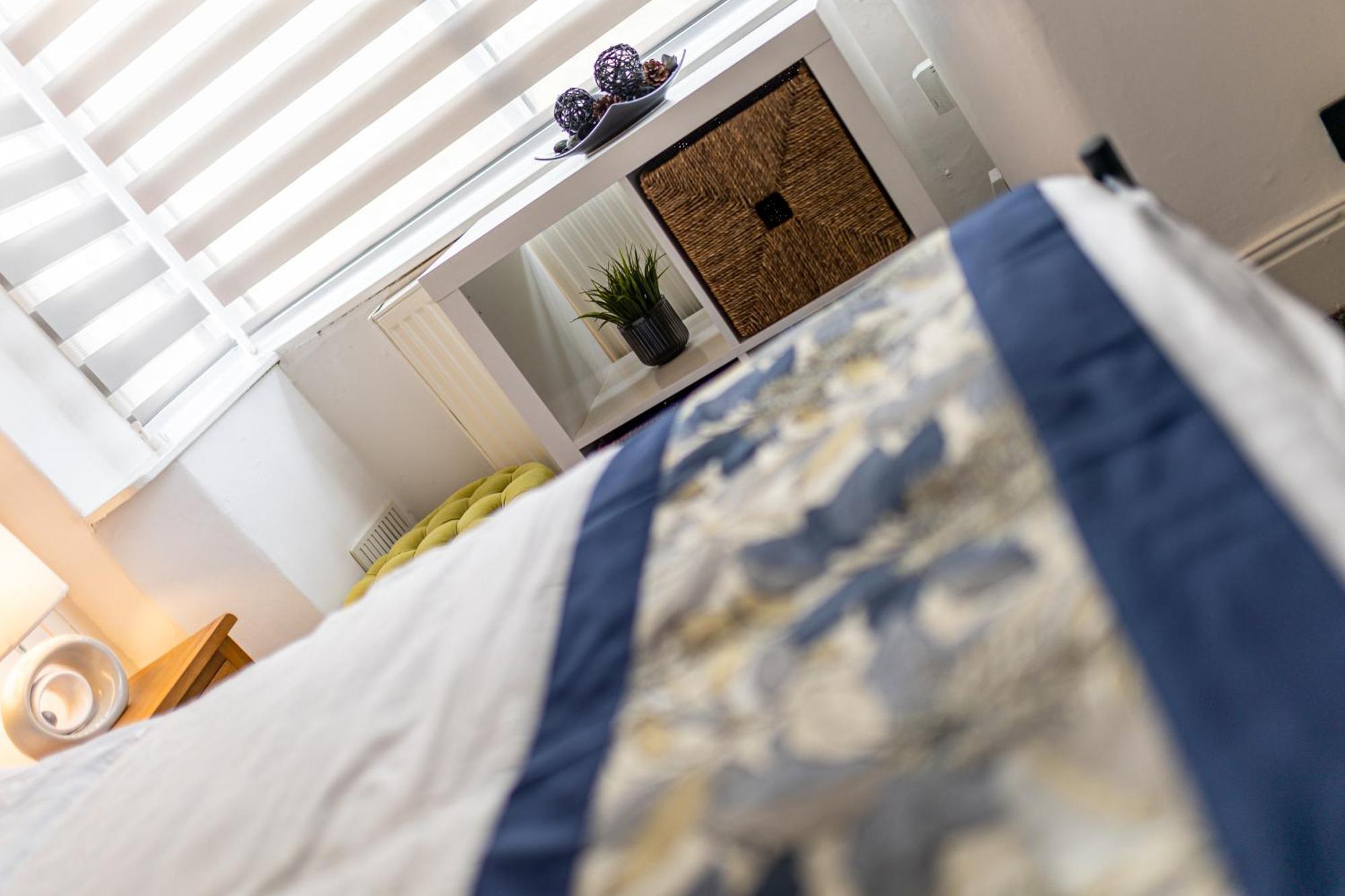 Stoke-on-Trent Coronation House By Yourstays - 3 Bedroom House In Newcastle-Under-Lyme מראה חיצוני תמונה