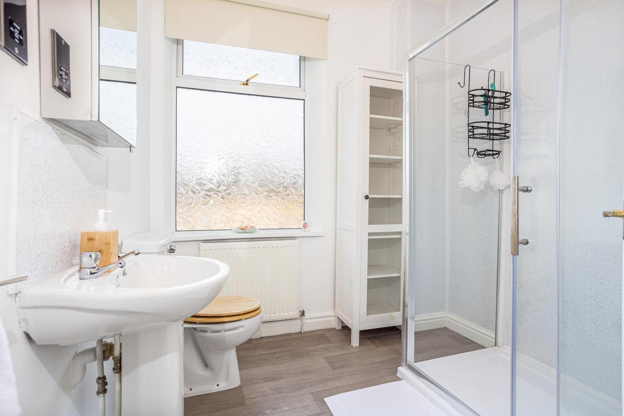 Stoke-on-Trent Coronation House By Yourstays - 3 Bedroom House In Newcastle-Under-Lyme מראה חיצוני תמונה