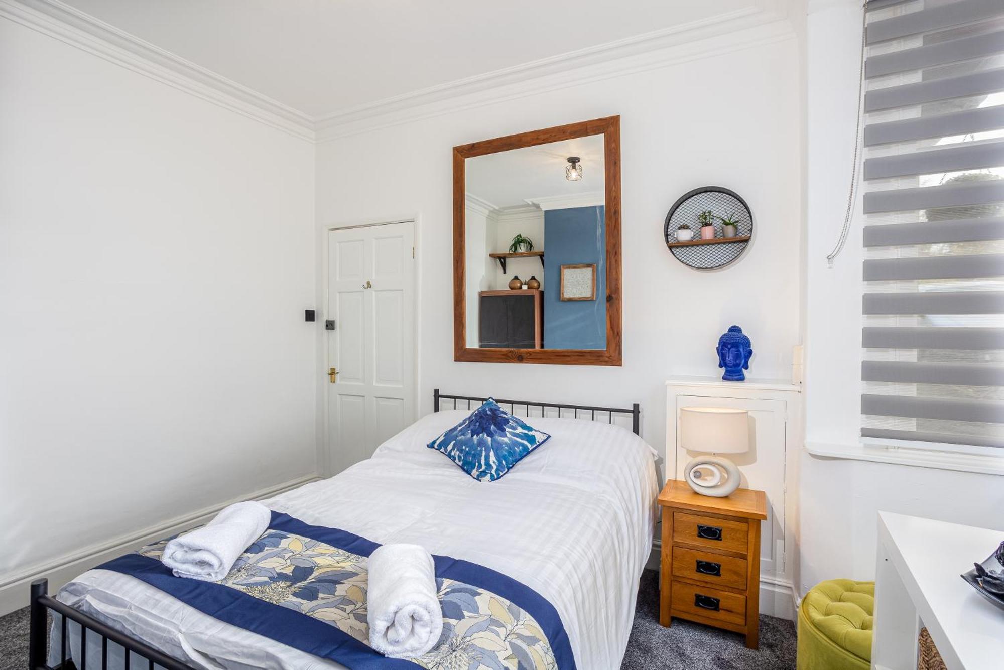 Stoke-on-Trent Coronation House By Yourstays - 3 Bedroom House In Newcastle-Under-Lyme מראה חיצוני תמונה